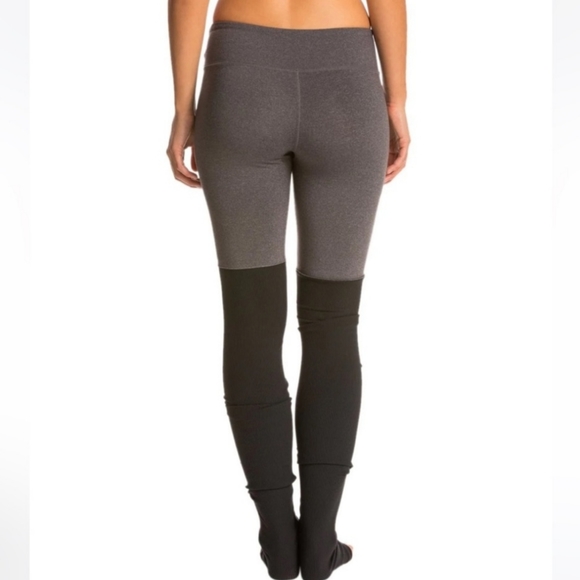 EUC Large Grey Alo Yoga Leggings - Picture 4 of 4